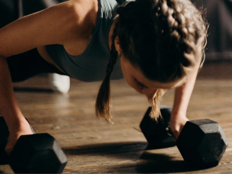 Trening siłowy kobiet jako klucz do zdrowia, młodości i piękna trening siłowy kobiet ogrody piękna